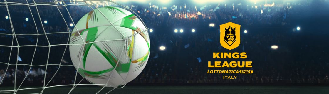 Pallone da calcio in porta e logo King's League Lottomatica Sport Italy accanto