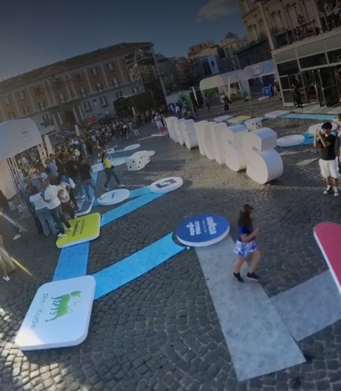piazza con allestimenti di Kiss Kiss Way