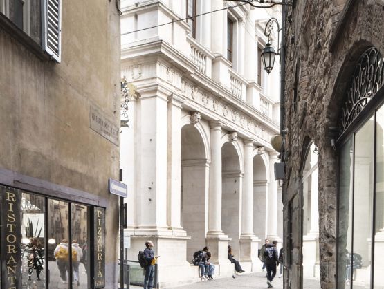 Un vicolo di Bergamo con palazzi e finestre