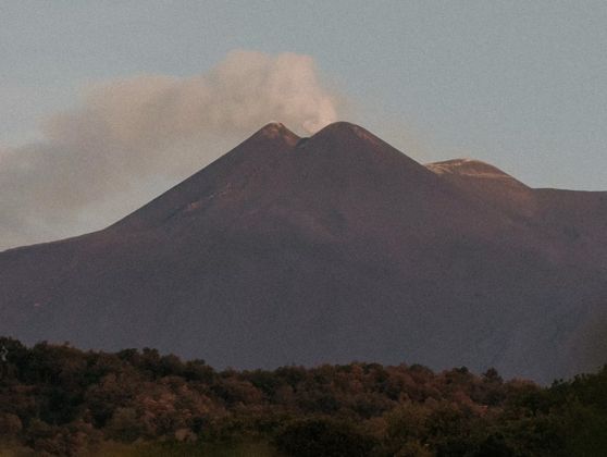 Un'immagine dell'Etna e della natura della zona intorno al vulcano.