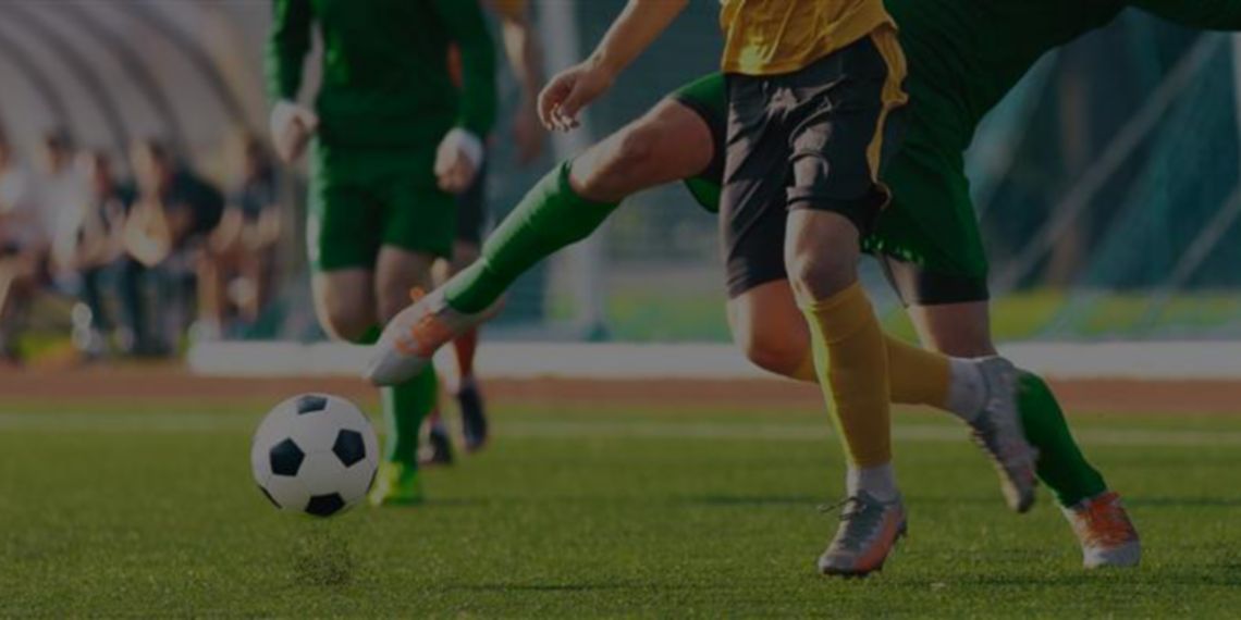Personnes jouant au football