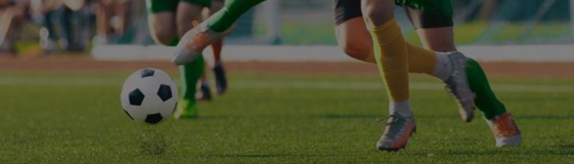 Personas jugando al fútbol