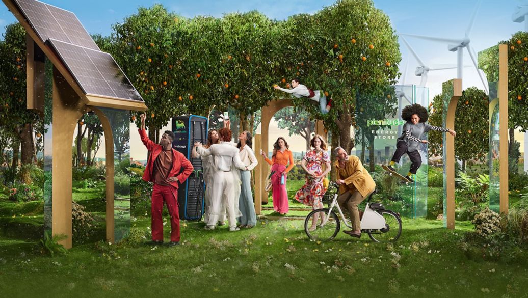 Un gruppo di persone in un giardino mentre esplorano diversi soluzioni Eni