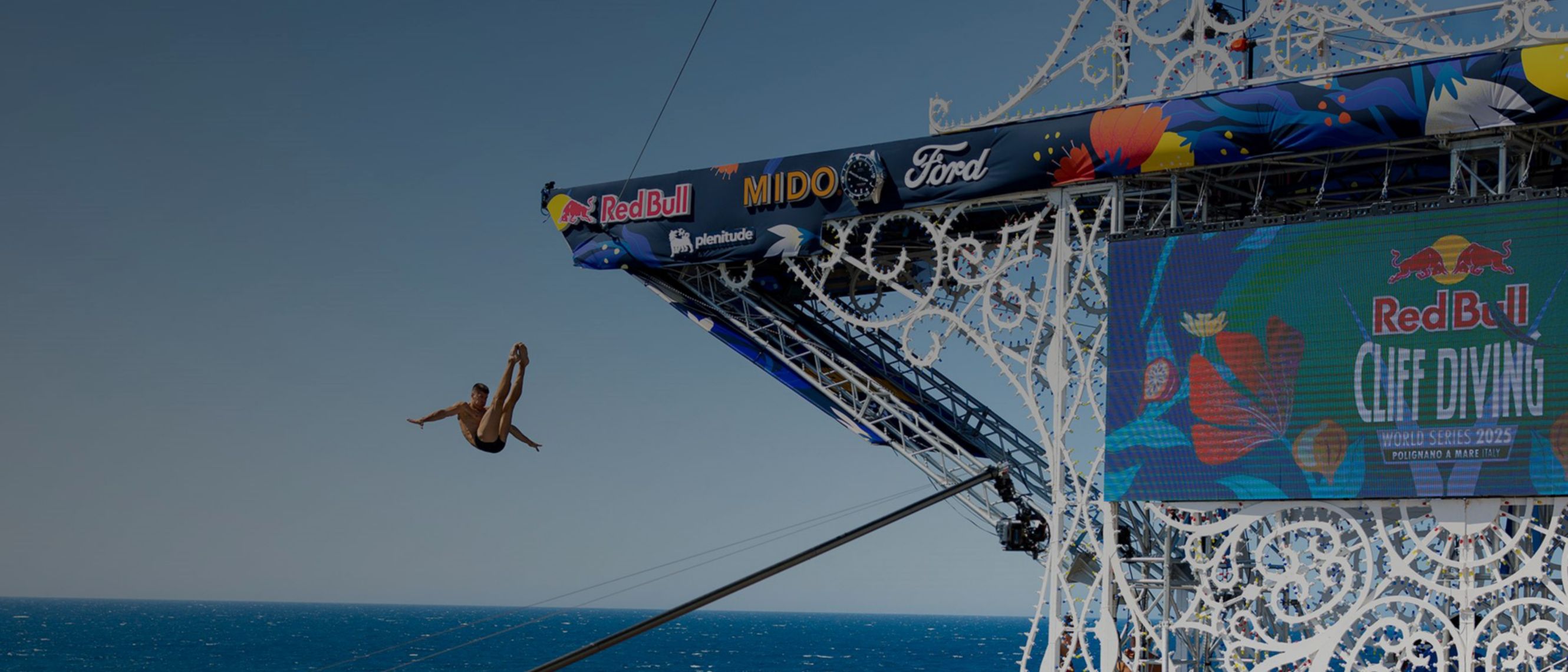 Un tuffatore si tuffa dal trampolino brandizzato Red Bull.