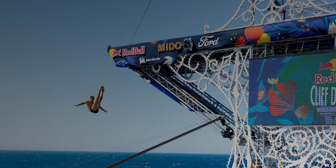 Un tuffatore si tuffa dal trampolino brandizzato Red Bull.