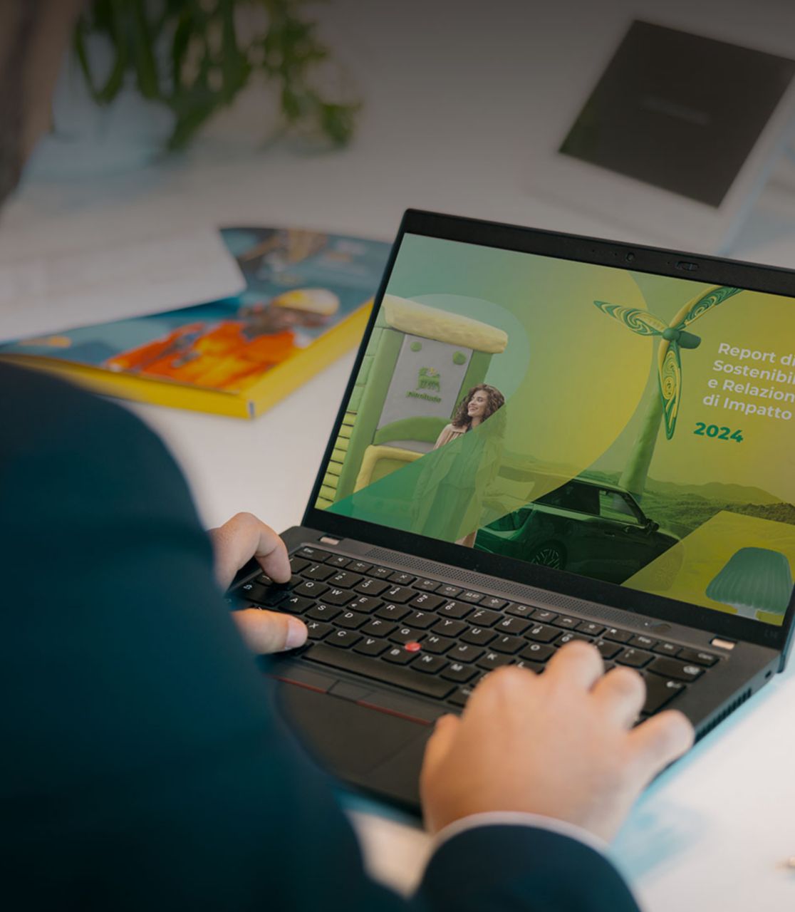 uomo che legge il report di sostenibilità e relazione di impatto 2024 da computer