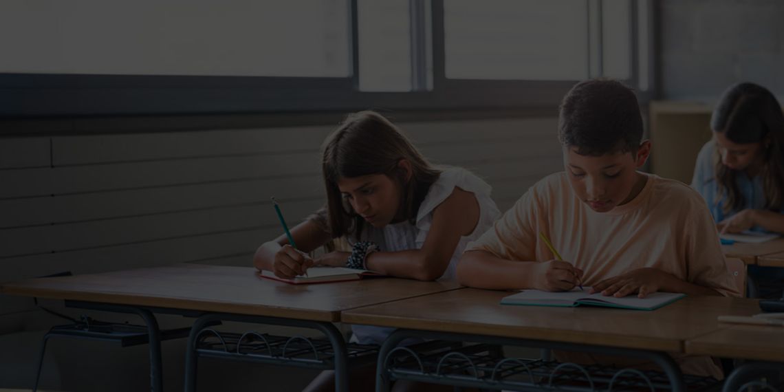 Niño escribiendo