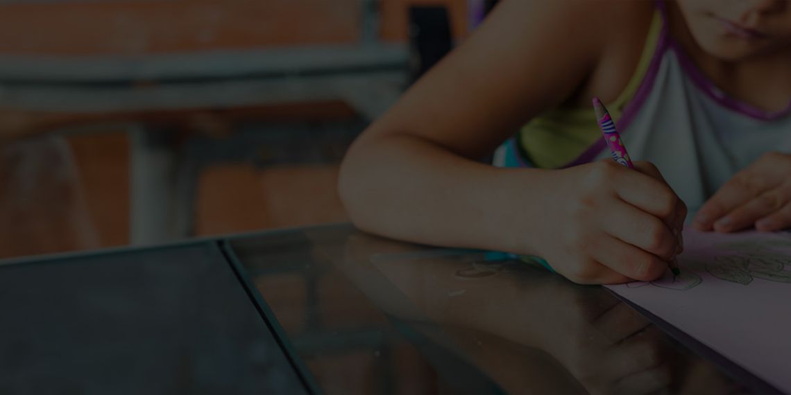 Niño escribiendo