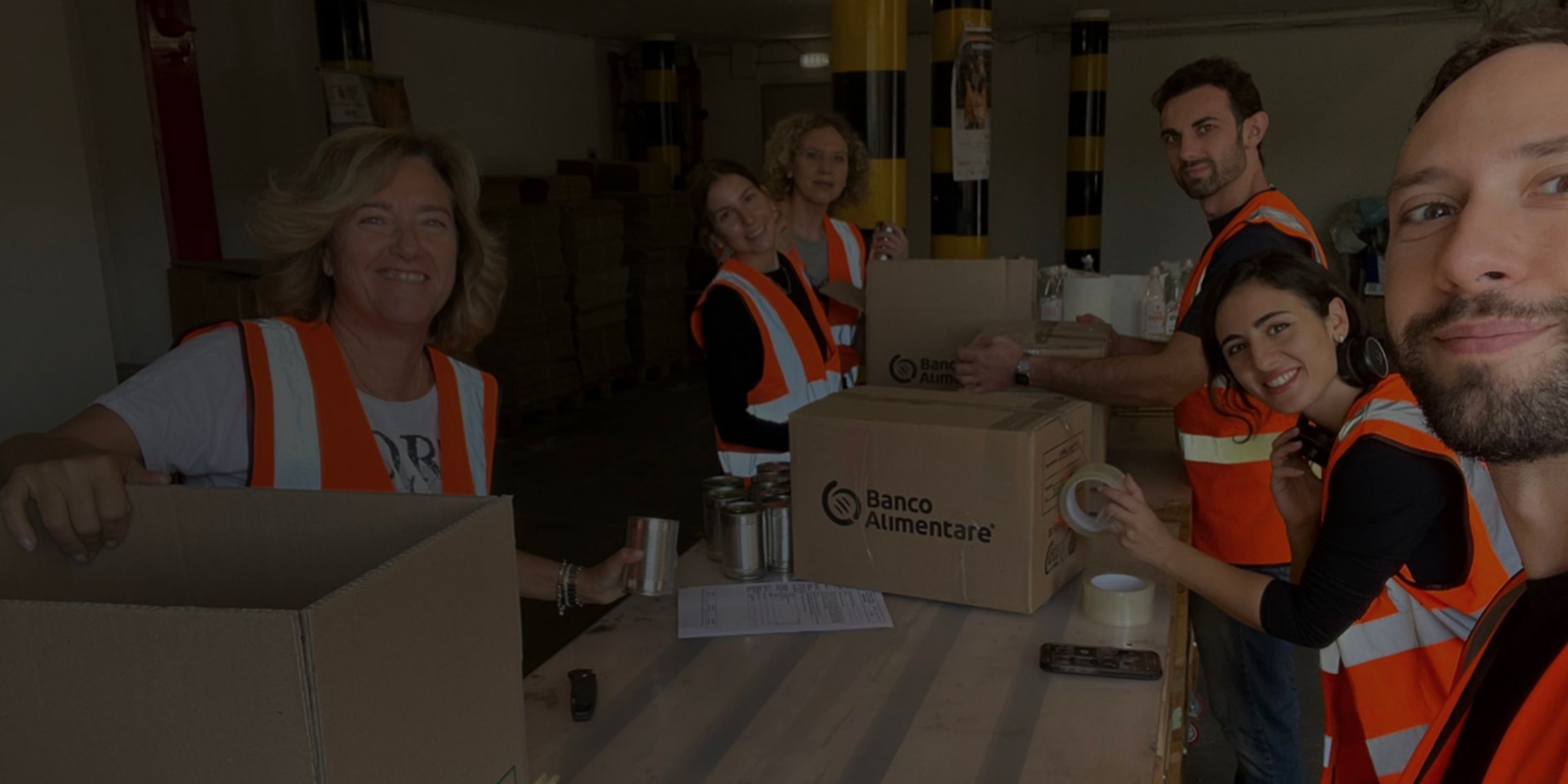 Ragazzi nel banco alimentare