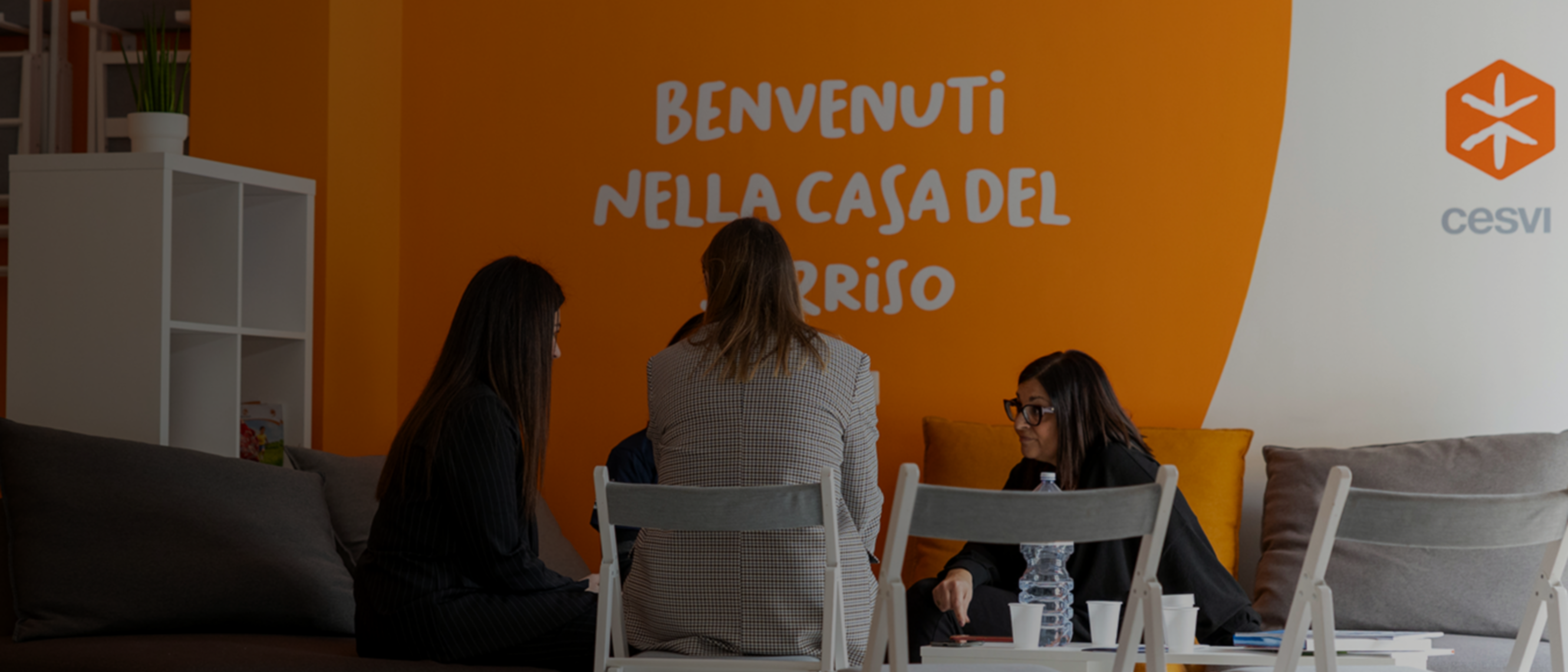 Gruppo di persone che parlano fra loro