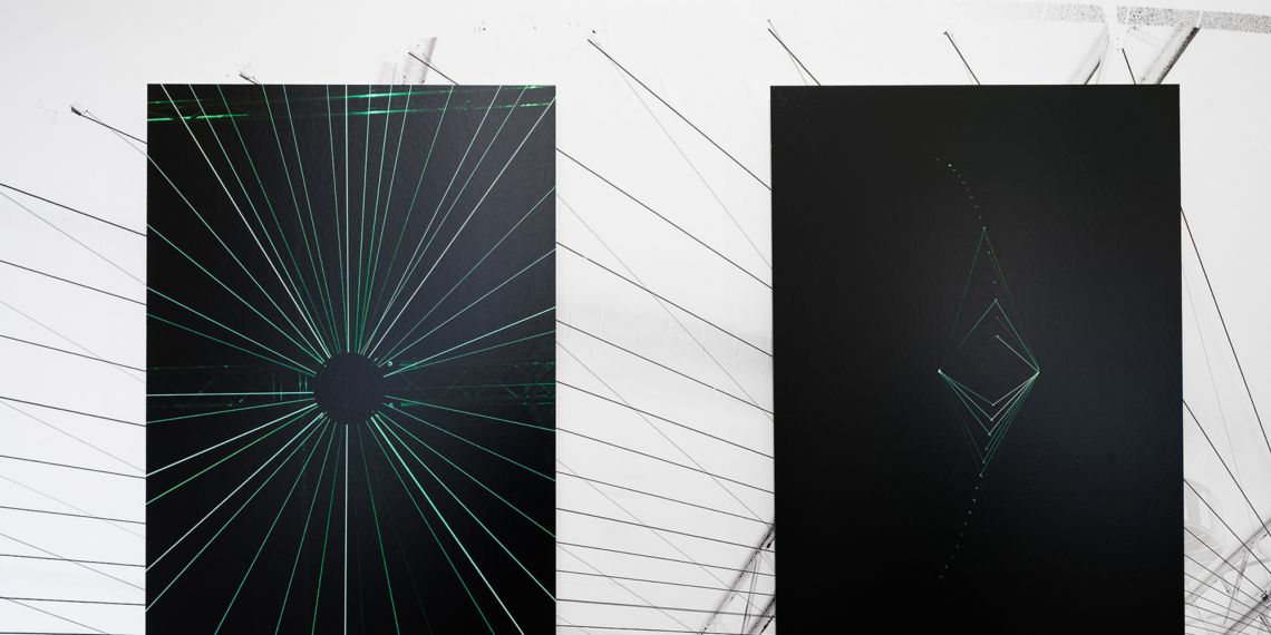 due dei quadri esposti a Camera, entrambi con sfondo nero e dettagli di luce di colore verde