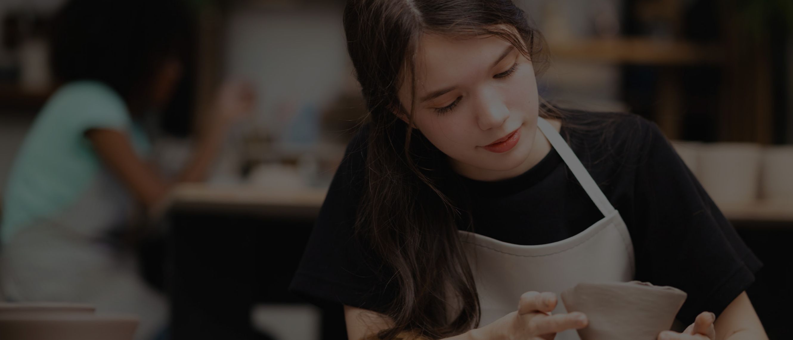 ragazza che lavora la ceramica