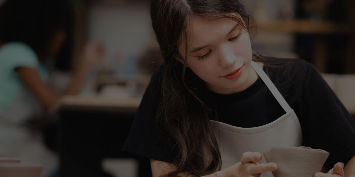 ragazza che lavora la ceramica