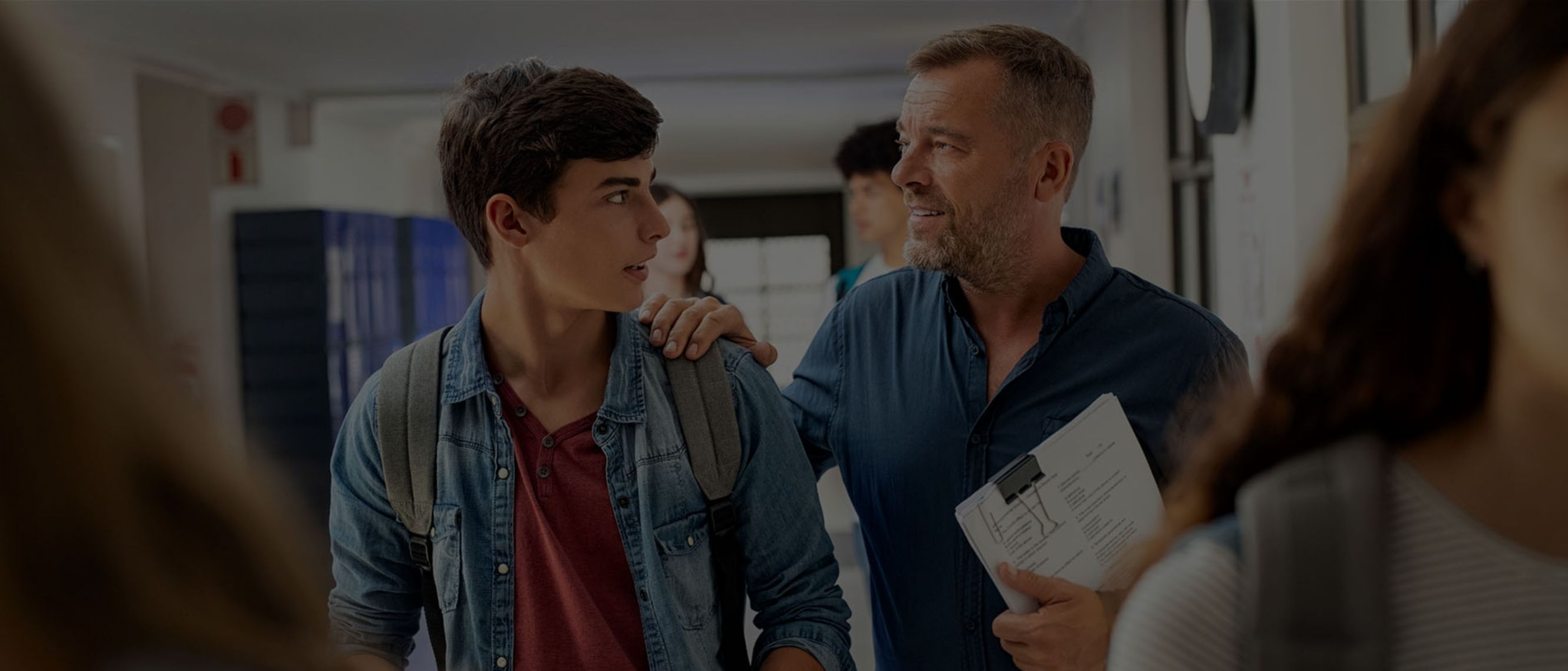 ragazzo che parla con insegnante