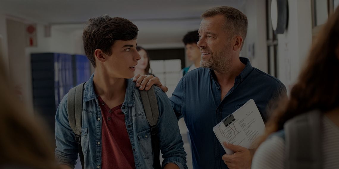 ragazzo che parla con insegnante