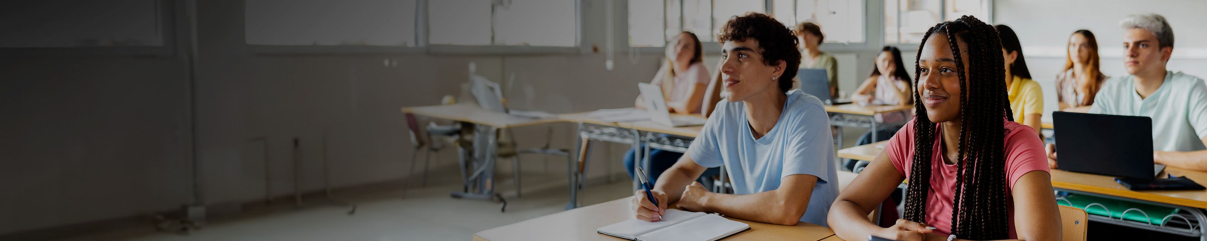 ragazzi e ragazze a scuola