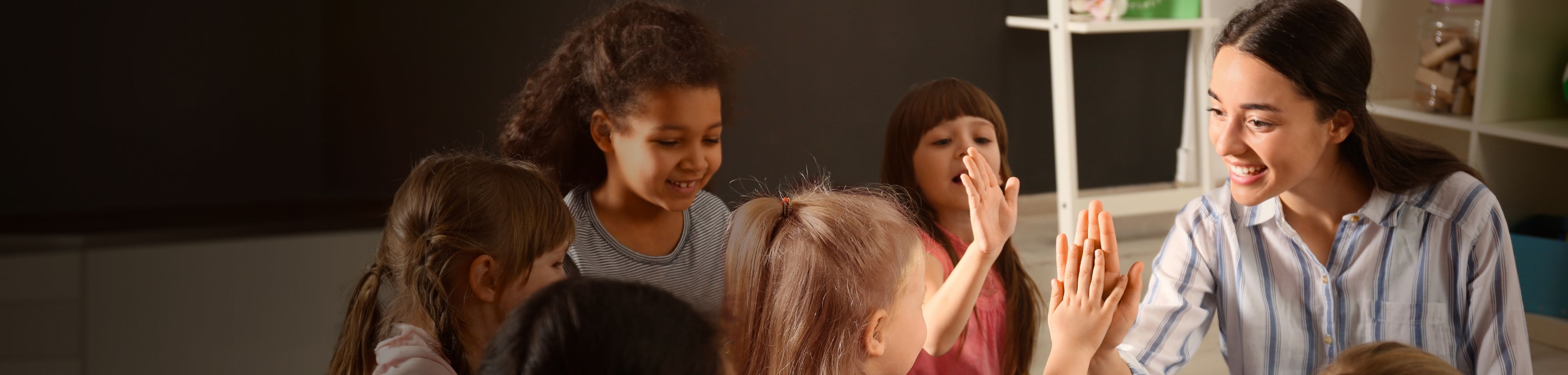 Bambini che si danno il cinque