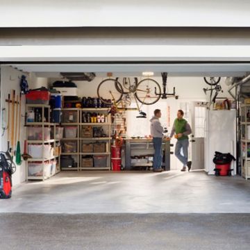 Due persone in un garage che conversano