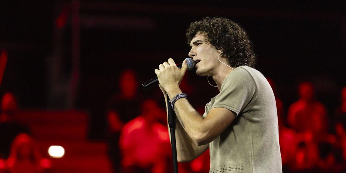 Ragazzo che canta