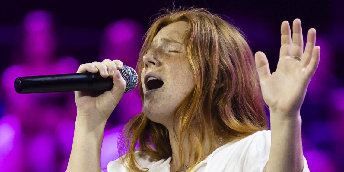 Ragazza che canta