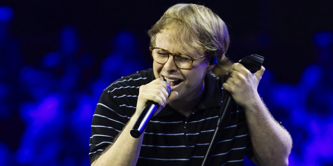 Ragazzo che canta