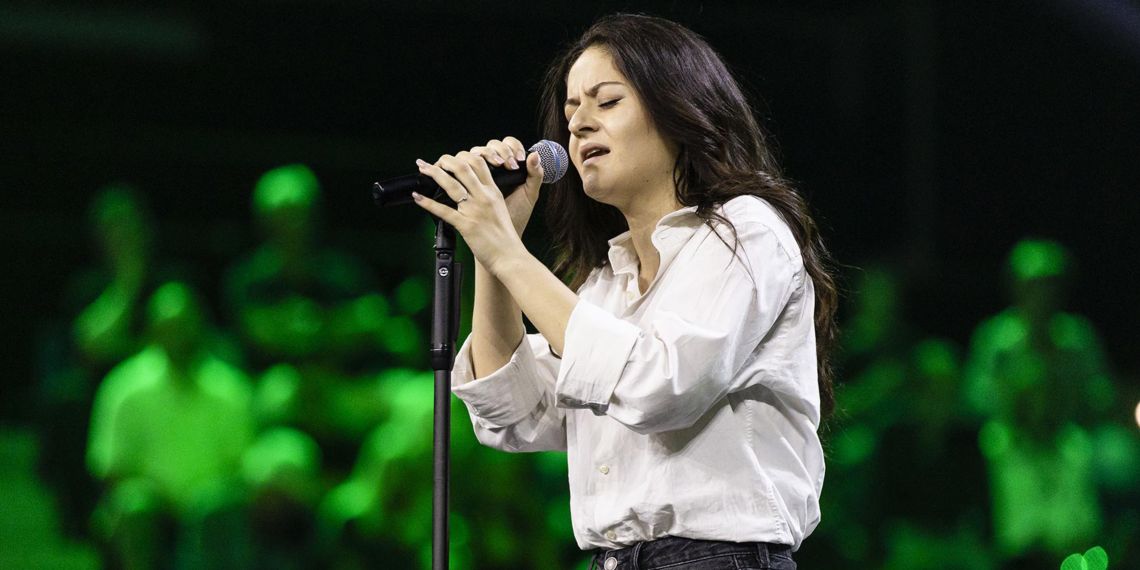 Ragazza che canta