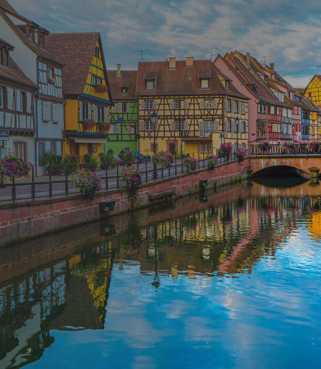 Case colorate sulla riva del fiume a Colmar, Alsazia