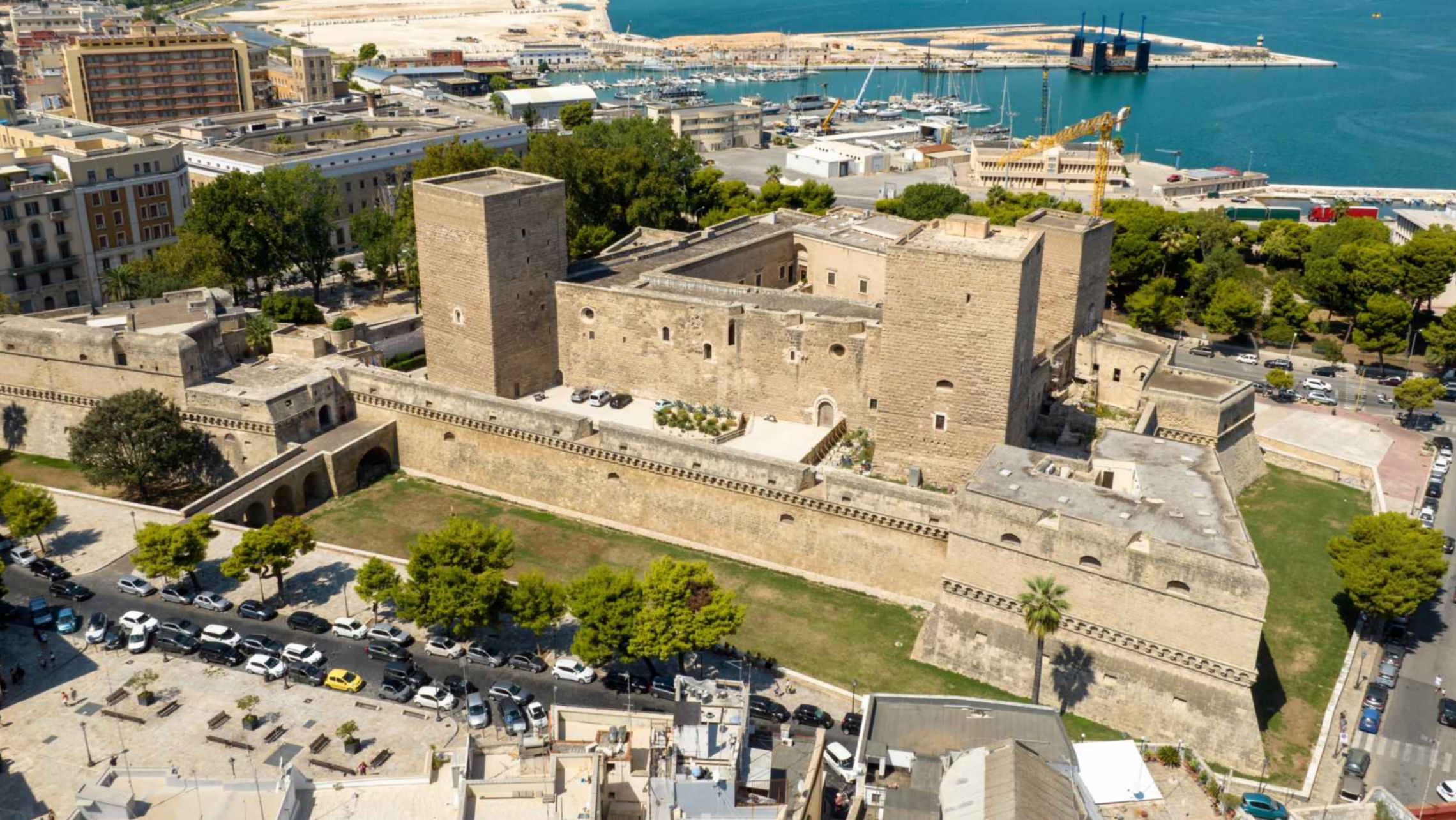 Vista dall'alto del Castello Normanno-Svevo nel centro storico di Bari