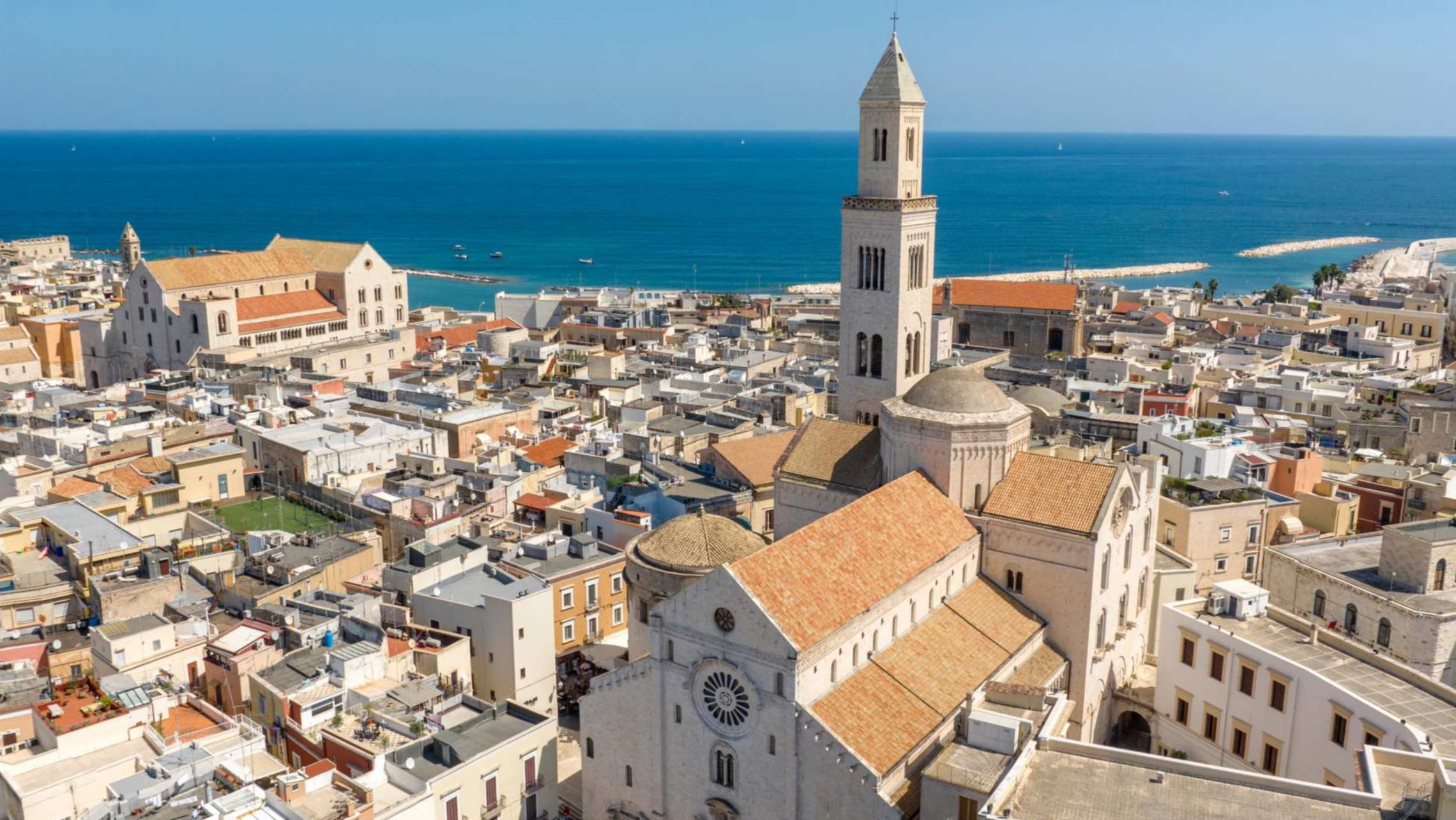 Vista dall'alto delle basiliche di Bari: San Sabino e San Nicola