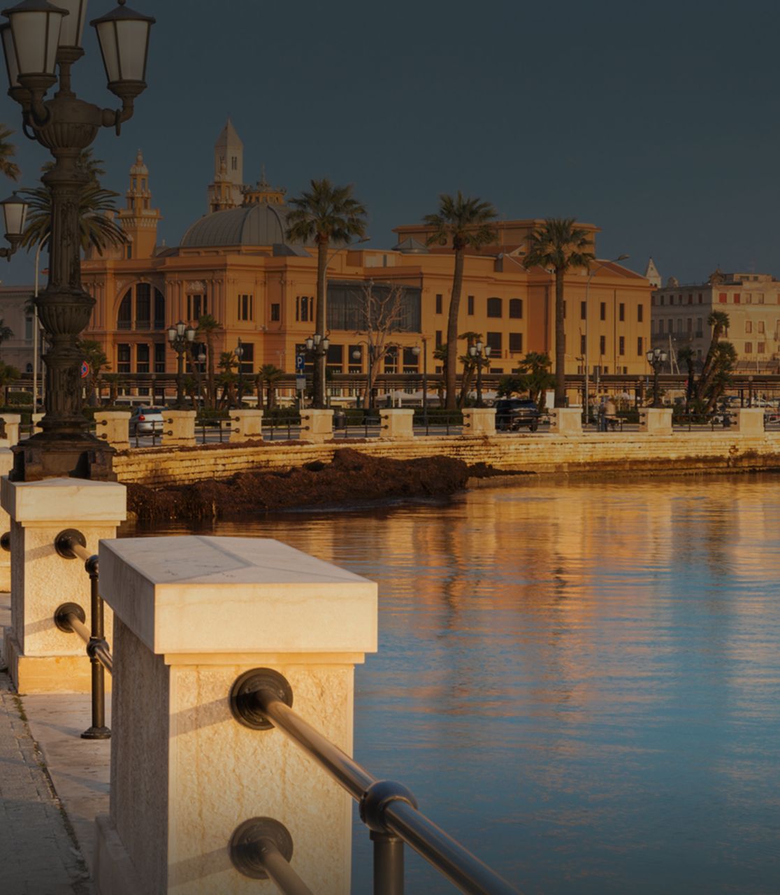 Bari - Il lungomare con il teatro al mattino