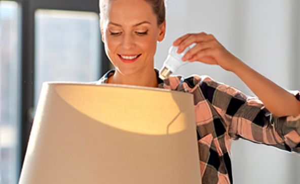 Persona con lampadina