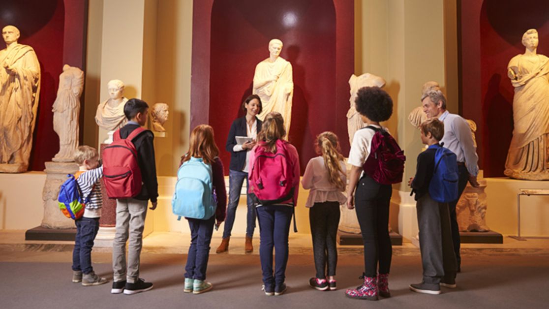 Gruppo di bambini al museo