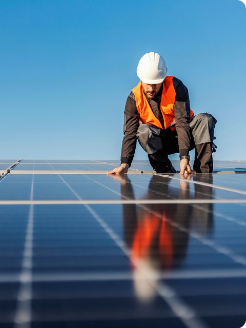 Immagine operaio su pannello fotovoltaico