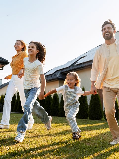 Immagine di una famiglia che corre