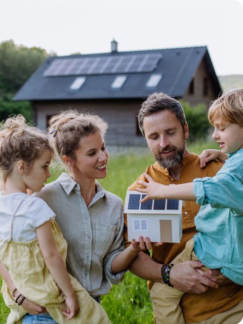Immagine genitori con figli in braccio