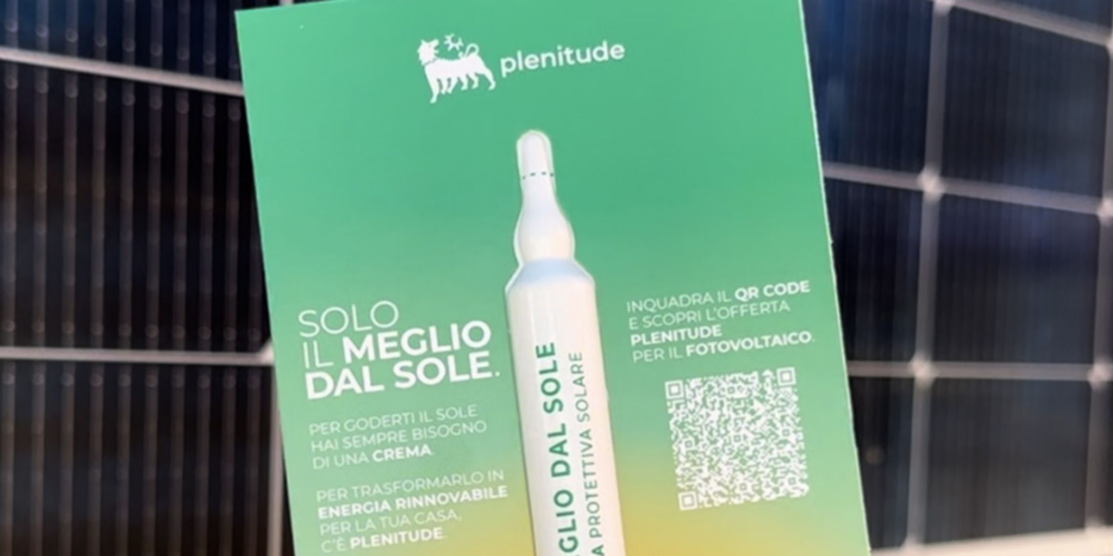 Uno dei campioni di crema solare Plenitude, verde e bianco, con il logo di Plenitude e la scritta "Solo il meglio dal sole. Per goderti il sole hai sempre bisogno di una crema. Per trasformarlo in energia rinnovabile per la tua casa c'è Plenitude. Inquadra il QR code e scopri l'offerta Plenitude per il fotovoltaico". Sotto la scritta, il QR code.