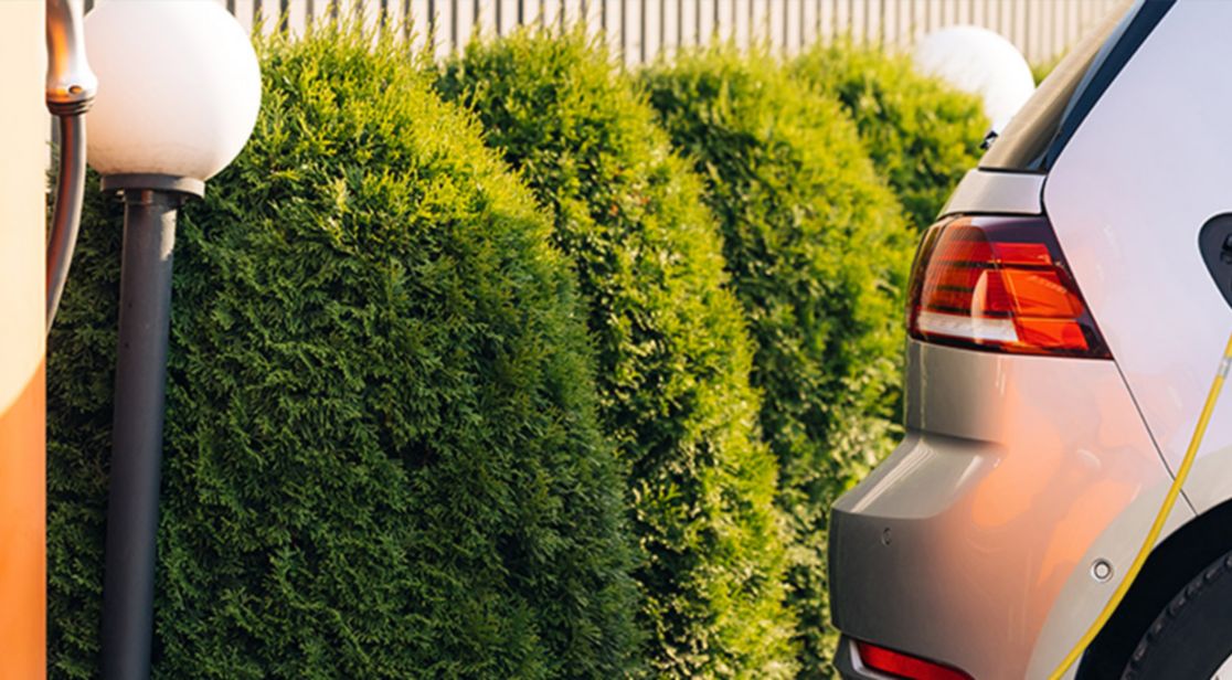 Auto elettrica in carica ad una colonna di ricarica Plenitude
