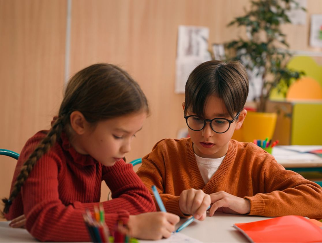 Crianças a escrever