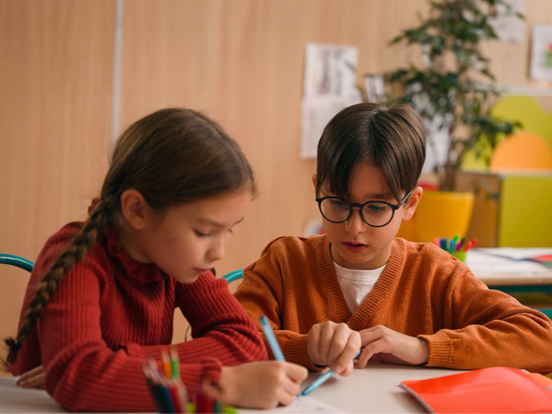 Bambini che scrivono
