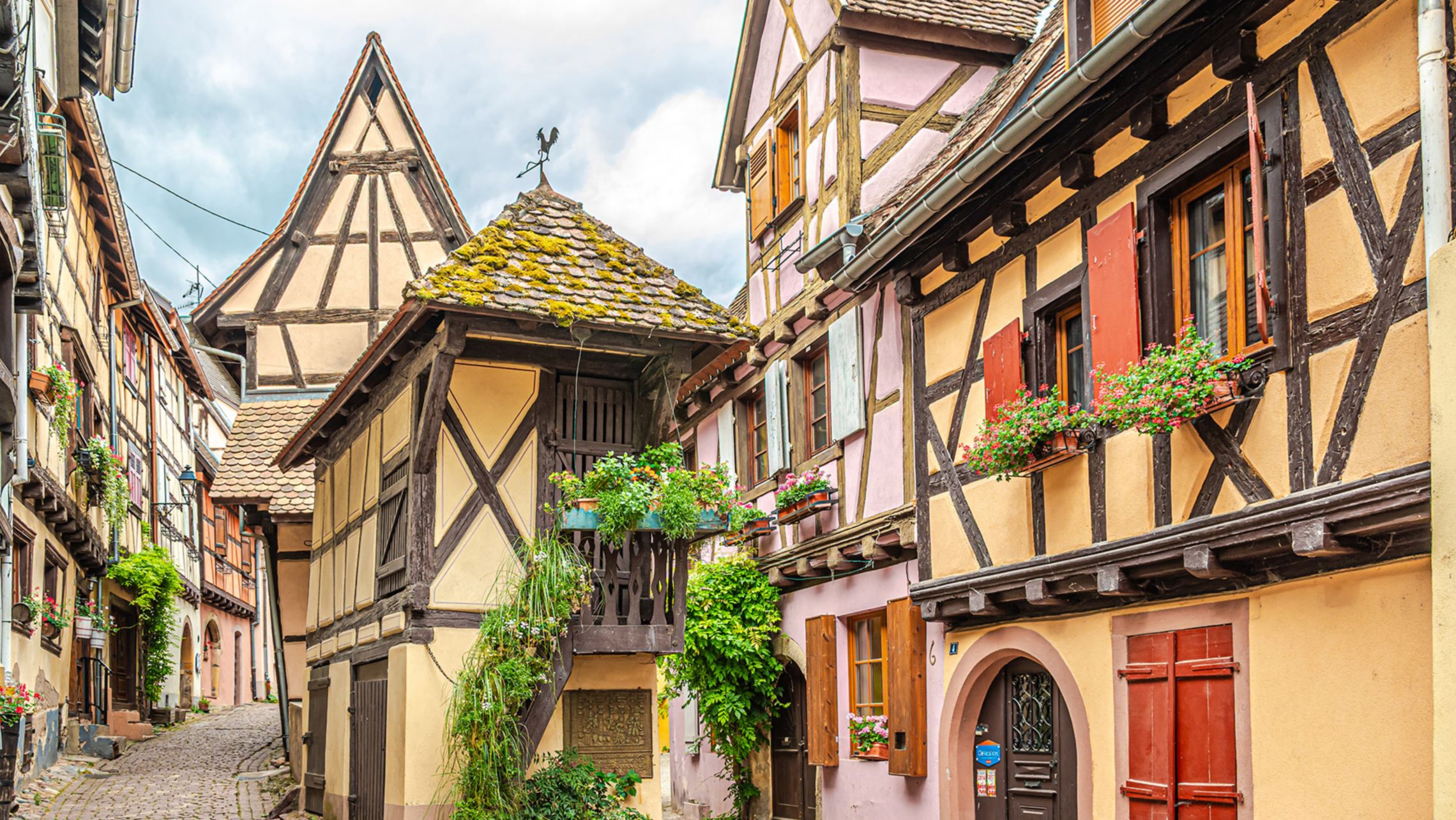 Vista delle case a graticcio nelle strade di Eguisheim - Francia