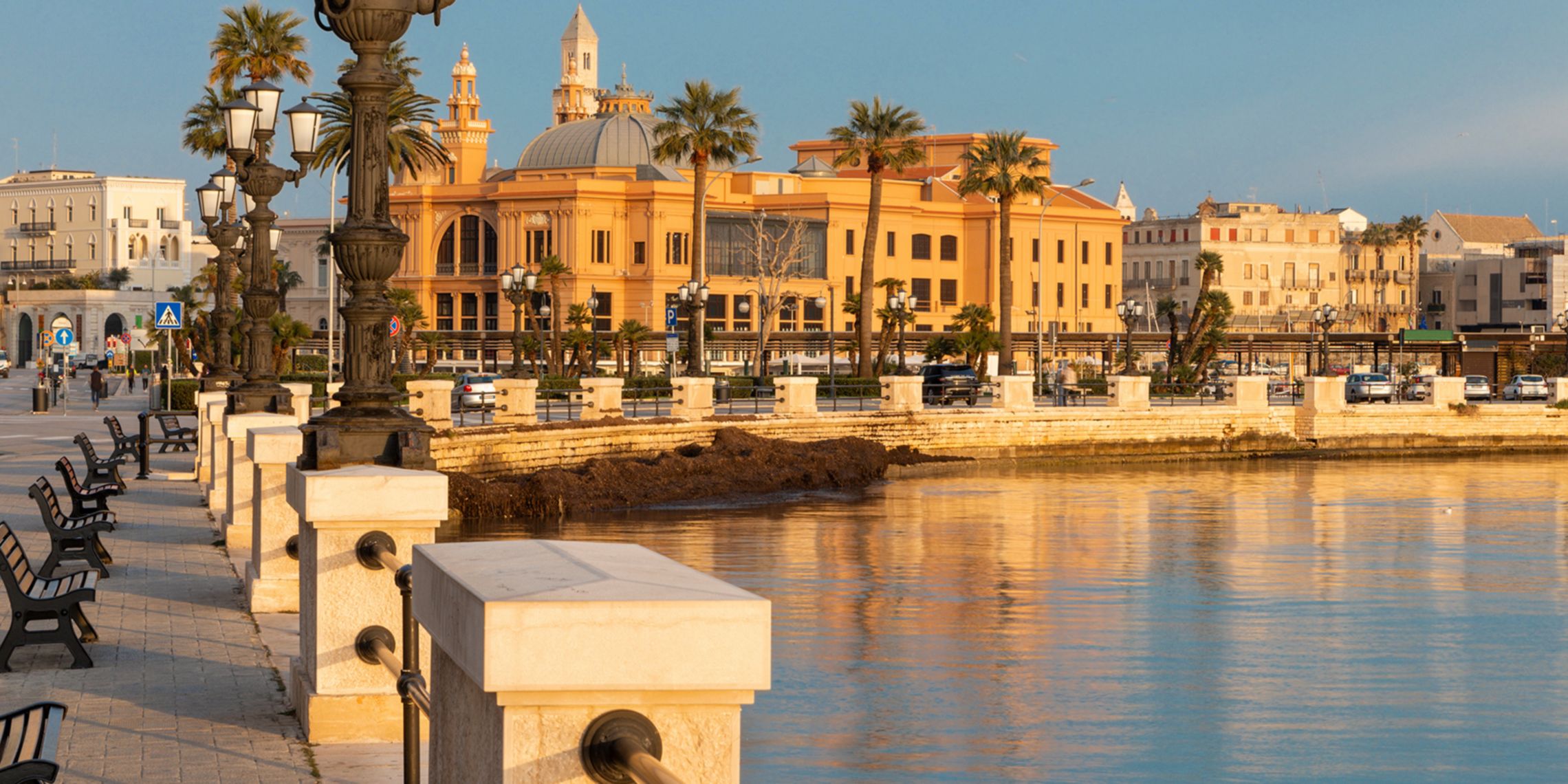 Bari - Il lungomare con il teatro al mattino