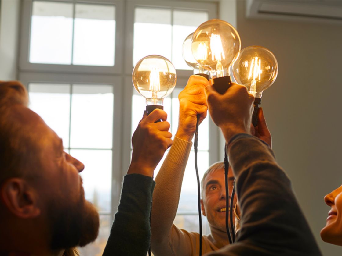 persone con lampadine