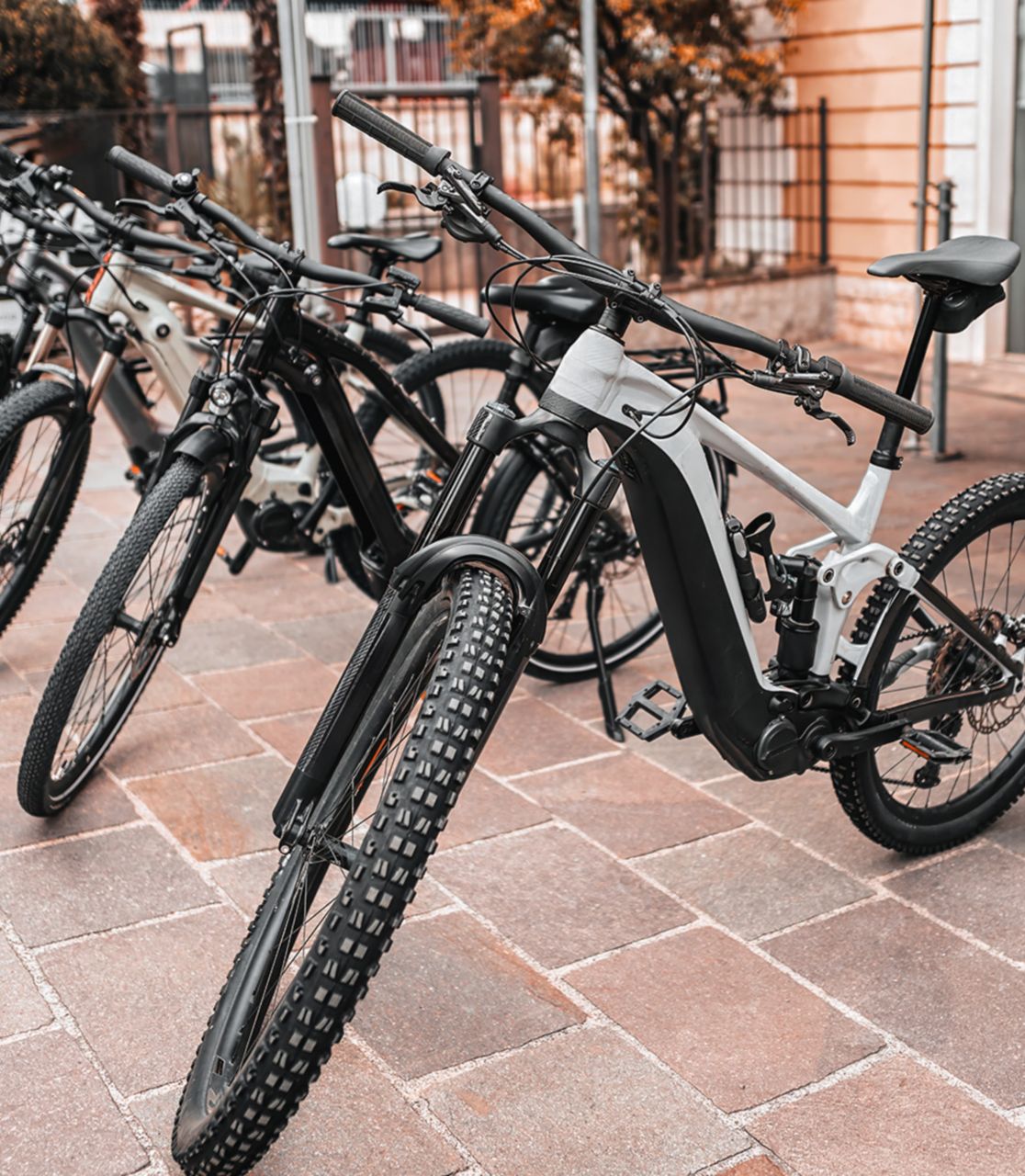 Biciclette elettriche parcheggiate fuori un negozio urbano
