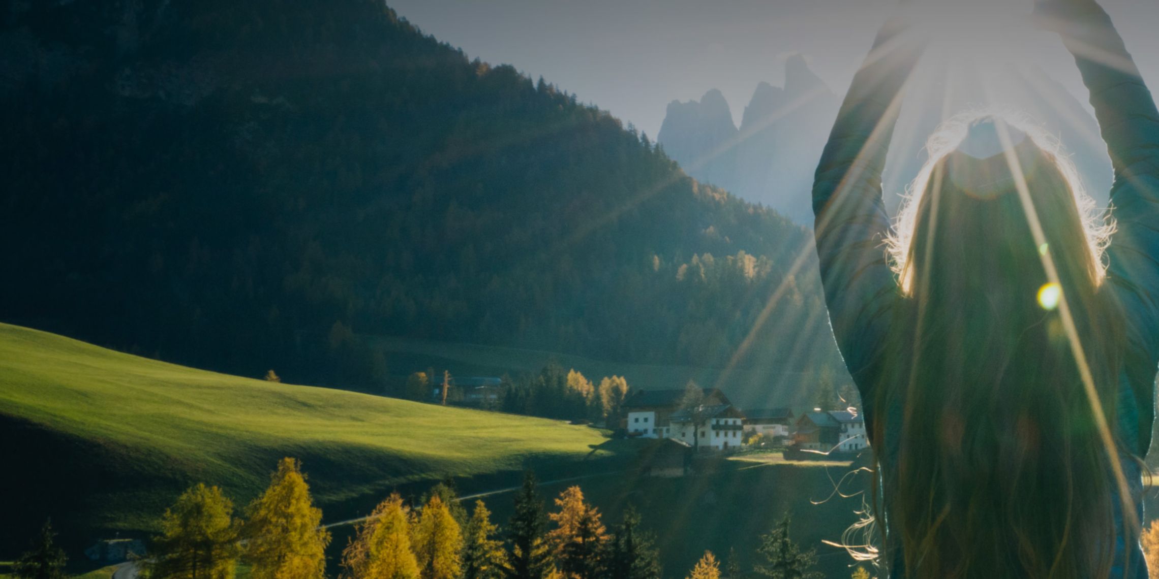 Una persona di spalle mentre osserva un maestoso paesaggio di montagna