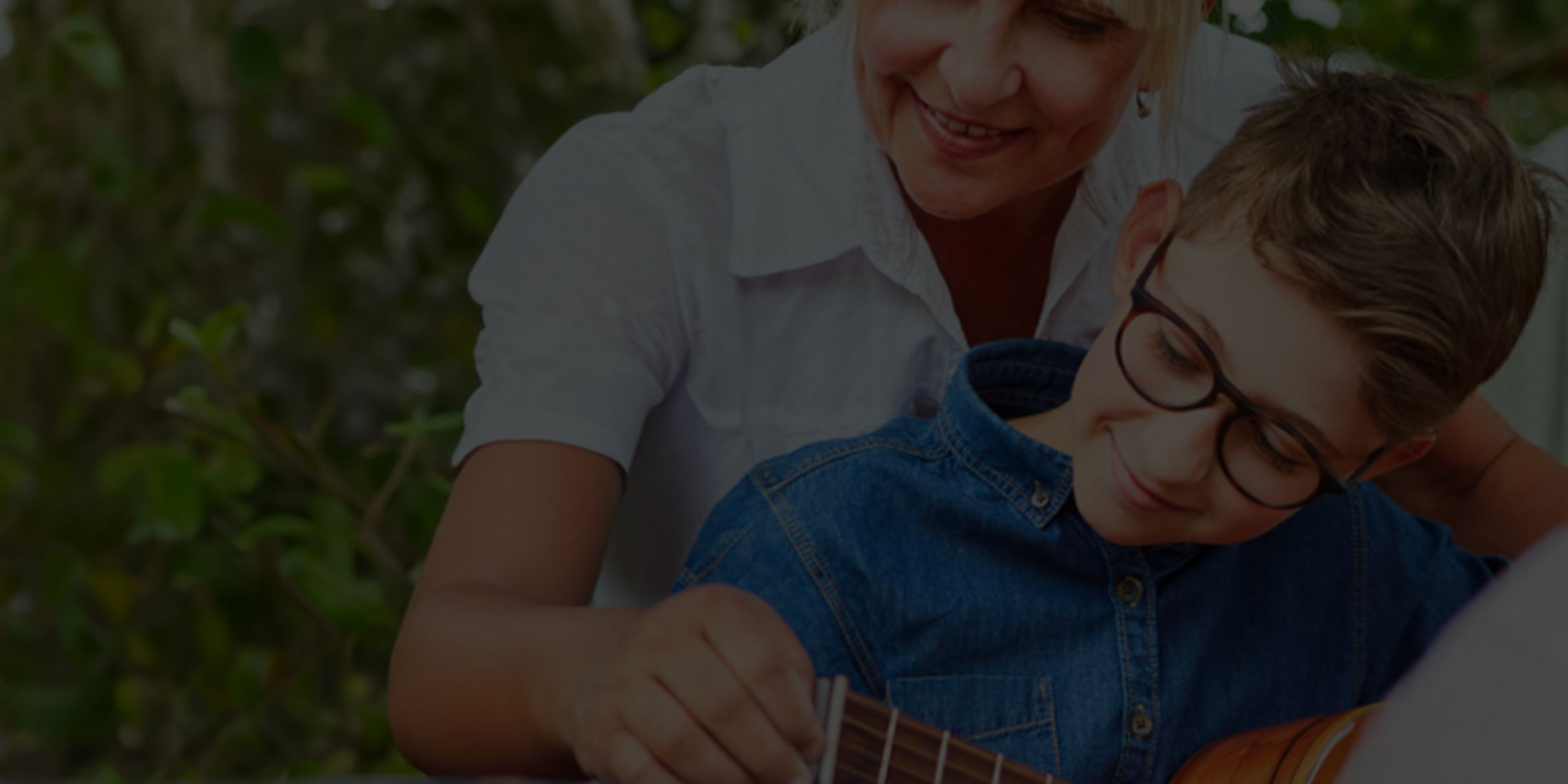 Bambino che suona la chitarra