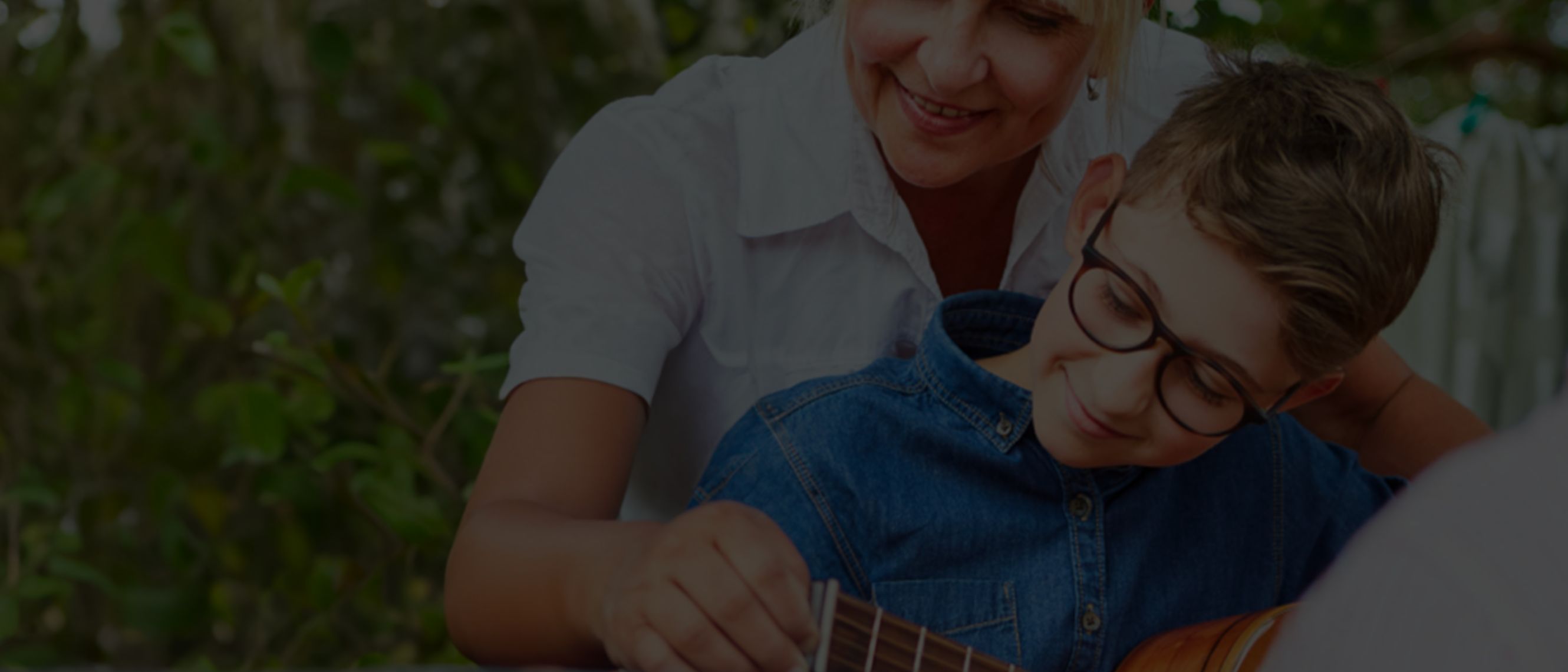 Bambino che suona la chitarra