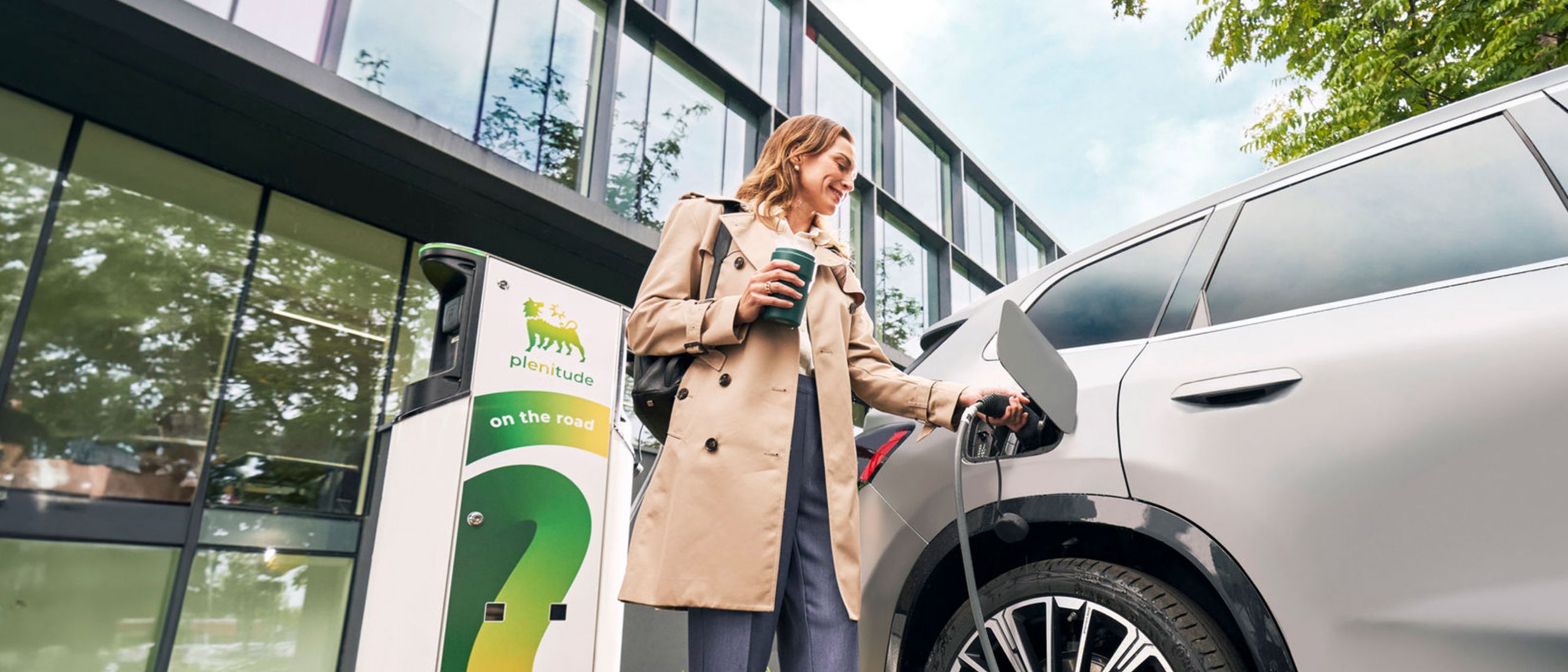 Una donna che carica la sua auto nel pacheggio della sua azienda