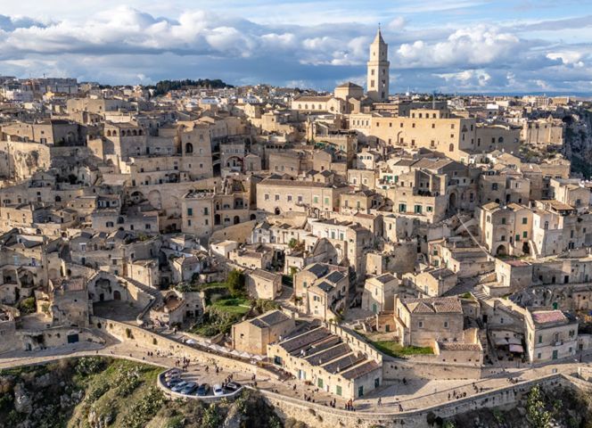 Paesaggio urbano storico italiano con edifici in pietra