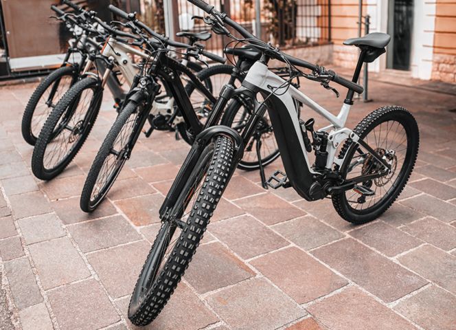 Biciclette elettriche parcheggiate fuori un negozio urbano