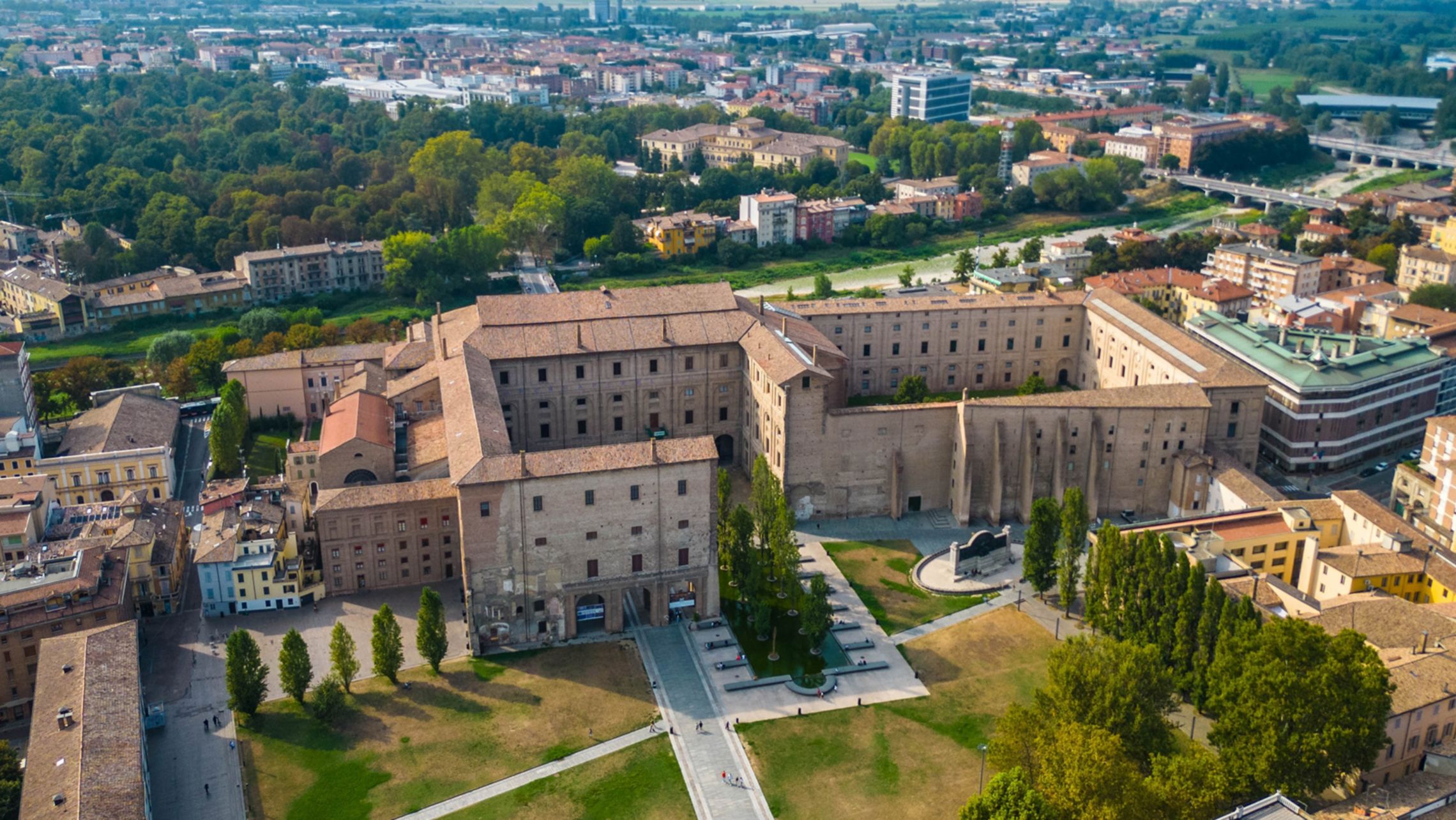 Una vista aerea che mostra l'iconica Cattedrale di Parma